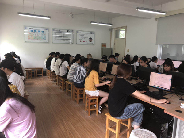 学生在比赛中