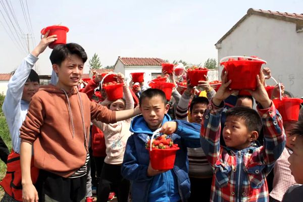 同时向他们介绍了草莓种植方法，普及了草莓知识。