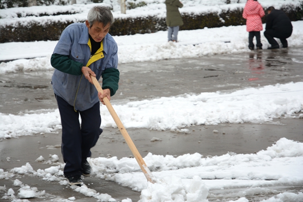 总务人员清扫校园积雪