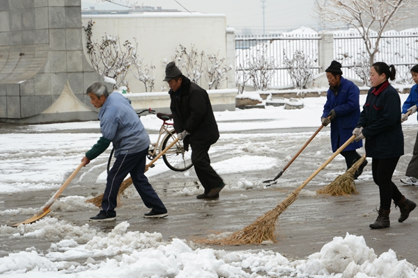 总务人员清扫校园积雪