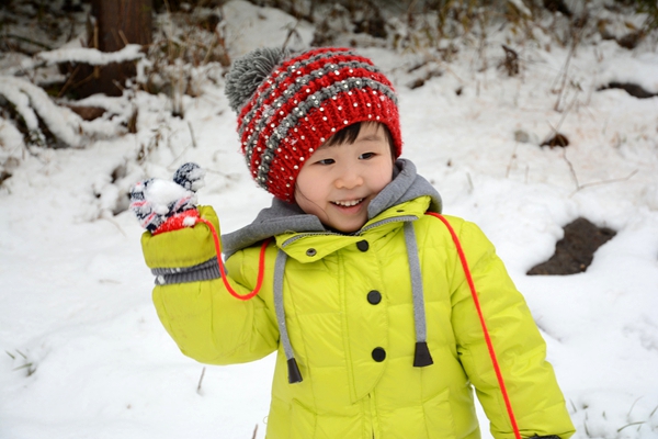 美丽的景色吸引孩子们前来堆雪人